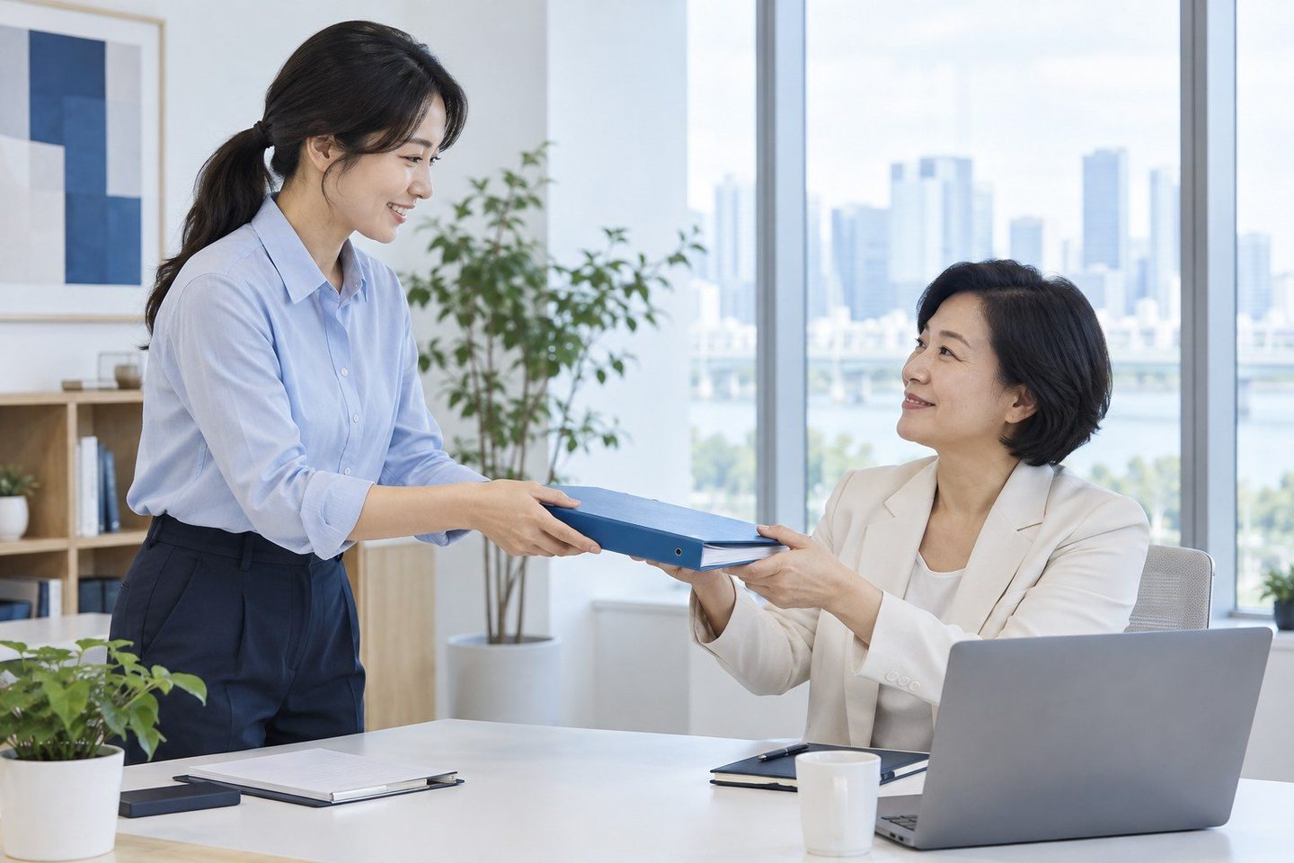 결제 기기를 전달하며 사용 방법을 안내하는 장면 — 쇼핑몰 PG 개통비개통비, 시작하는 데 드는 돈은 0원 연락 주시면 결제창 다는 날까지 챙겨 드립니다.